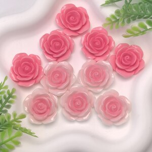 Vente en gros Cabochon en résine de fleurs roses colorées 28 mm Cabochons de scrapbooking roses à dos plat