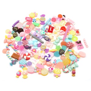 Großhandel 50 / 100 STÜCKE verschiedene Harz Gefälschte Süßigkeit Cabochons Zufällige Mischung Farben Slime Charms