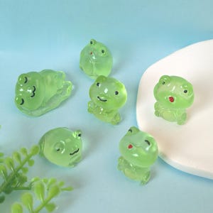 Mini figuras adoráveis de sapos de resina luminosos para enfeites de carro, decoração de interiores de veículos, suprimentos para slime, acessórios para artesanato faça você mesmo