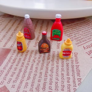 Mini modelli di bottiglie di salsa, set di condimenti in resina realistici con senape, ketchup, barbecue e salsa piccante per decorazioni per la casa e le feste, casa delle bambole