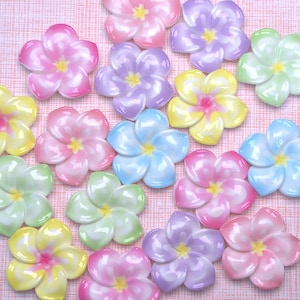 Cabochon a forma di fiore di plumeria in resina a cinque petali, con fondo piatto, da 28 mm, con sfumature di colore, per gioielli fai da te, forcine per capelli, decorazioni per feste hawaiane.