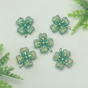 Cabochon in resina piatta con strass 3D verdi a forma di quadrifoglio per gioielli fai da te, portachiavi, decorazioni festive, custodie per telefoni, accessori per capelli