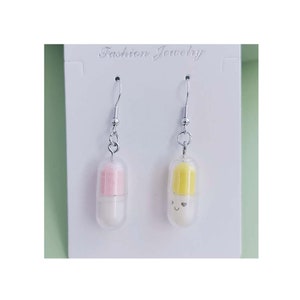 Venta al por mayor, 1 par de pendientes con forma de cápsula de los deseos y pastillas felices y lindas