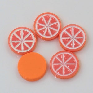 50/100PCS Delicato Fashion Design Due Colori Arancione Fetta di Frutta Opaca Piatto Bakc Allentato Perline di Resina Per La Decorazione