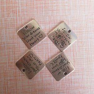 Colgante de aleación Dream con dije "Sigue tus sueños, confía en tu corazón" para cadena de teléfono móvil personalizada o para mochila de coche.