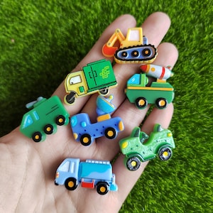 Harz Kawaii Cartoon Militär Auto Flatback Cabochons Verzierungen für Scrapbooking Handwerk DIY Haarschleife Telefon Fall Dekor Zubehör