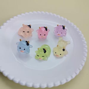 暗闇で光るミニ牛の小さな像。小さな樹脂製の置物。工芸品、ミニチュア、部屋、車、デスク、ホームデコレーション、スライム用品、キーホルダー作りに。