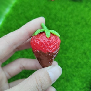 46mm 3D Figurine fai da te Miniature Fragola Frutta Resina piatta Posteriore Cabochon Miniatura Cibo Arte Fornitura Fascino Decorativo Artigianato