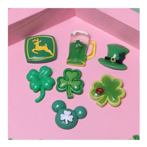 Miniature di cappelli con trifoglio verde a dorso piatto per il giorno di San Patrizio, quadrifoglio di San Patrizio, scrapbooking