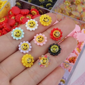 Lindos y pequeños girasoles de resina sonrientes, elegantes decoraciones para uñas con diamantes de imitación, dijes 3D DIY