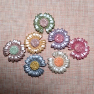Gänseblümchen-Harz-Blumen-Charms 25 mm Cabochons, nicht parfümierte Pfingstrose Verzierungen für Scrapbooking, Telefonhüllen und Haarschmuck