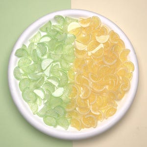 Ciondoli in resina realistici a forma di fetta di limone e lime per lavori fai da te, decorazioni per nail art, mini fette di frutta, accessori per custodie per telefoni.