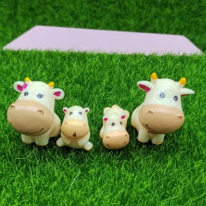4PCS かわいい牛の家族の動物のモデルの置物 家のミニチュア妖精の庭の装飾アクセサリー 彫像 樹脂工芸の置物