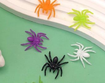 Mini arañas de plástico de colores para Halloween, pequeñas estatuas decorativas para el hogar y el jardín, decoraciones de arañas para Halloween