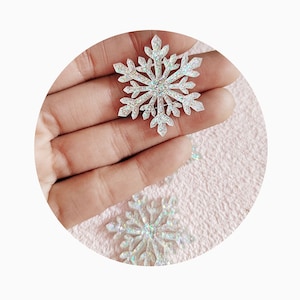 Ornement de mini flocons de neige en plastique argentés remplis de paillettes