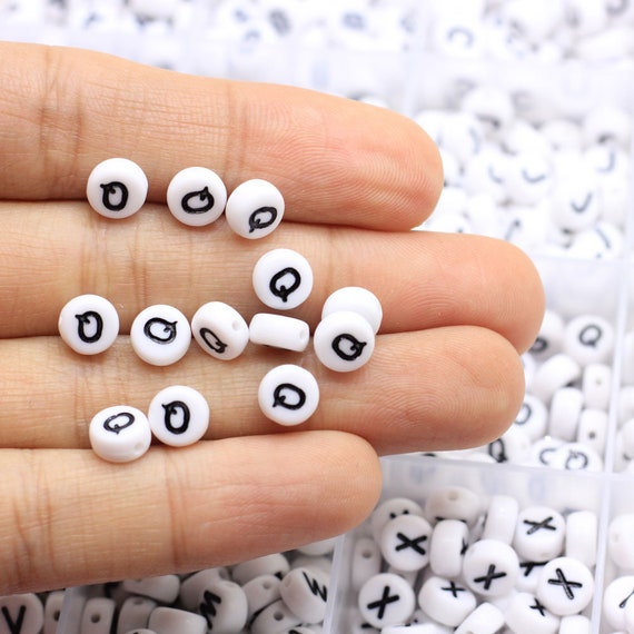 Baiinjiene - 1000 Cuentas De Letras Acrílicas Del Alfabeto De 4 X 7 Mm, Cuentas De Letras Redondas A-Z Para Hacer Joyas, Cuentas Del Alfabeto (blanco