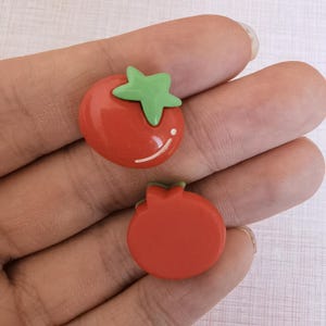 Levendige rode appeltomaat glanzende hars fruitbedels voor doe-het-zelvers, sieraden maken, decor telefoonhoes, slijmbenodigdheden