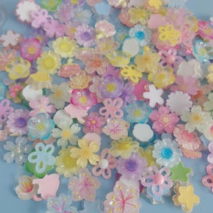Assortiment de breloques fleurs pour poubelles et breloques pour décorations artisanales