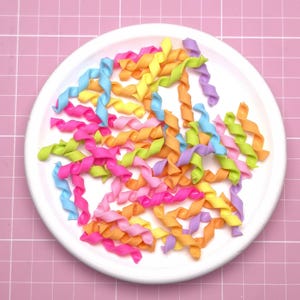 Gemengde kleuren krullen nep snoep bedel hars 3D snoep cabochon DIY ambachtelijke decoraties voor telefoonhoesjes, koelkastmagneten, poppenhuis eten ornamenten