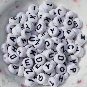 Contas de letras acrílicas redondas para fazer joias, espaçador solto de material infantil 4*7 mm