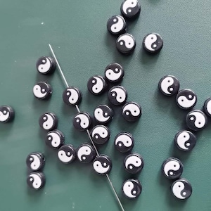 Cuentas sueltas de acrílico de doble cara con patrón Yin Yang de 10 mm, cuentas espaciadoras planas y redondas de Yin Yang, taoísmo, Tai Chi, cuentas de meditación de yoga para pendientes