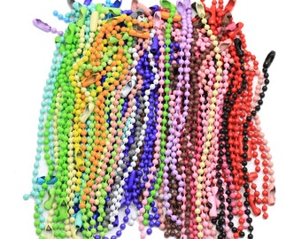 Pode incluir: Um grande sortimento de correntes de contas de plástico coloridas com fechos de metal. As correntes são de várias cores, incluindo verde, azul, vermelho, amarelo, laranja, rosa e roxo.