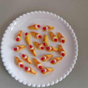 Adorno de comida en miniatura de resina con forma de rollito de queso y fresa, ideal para fundas de teléfono, comida de juguete y accesorios.