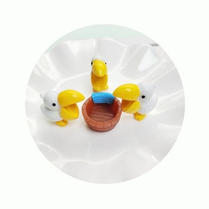 Juguete de pájaro volador en miniatura de resina, estatuilla de tucán, estatua de dibujos animados, terrario, pájaro, decoración para el hogar y el coche, regalo para niños