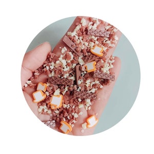 Barbe à papa à éclater, pain multicolore, gelée de chocolat, saupoudrage de copeaux de chocolat arc-en-ciel colorés artisanat de remplissage