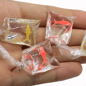 Ciondoli per pesci rossi in resina trasparente Pesci piccoli in borsa d'acqua Ciondolo per gioielli Ciondolo per borsa per pesci Ciondolo fatto a mano Materiale fai-da-te