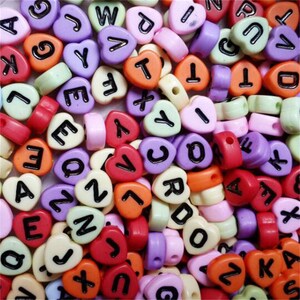 Contas de acrílico de 4*7 mm para fazer joias, pulseiras e colares, letras do alfabeto e contas de coração