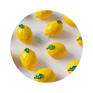 Mini limones de resina con parte trasera plana, dijes de frutas 3D para hacer joyas, manualidades, decoración de slime