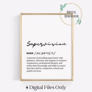 Puede incluir: Una descarga digital imprimible de una definición para la palabra "Supervisión". La definición está escrita en texto negro sobre un fondo blanco con un marco dorado. El texto dice: "Supervisión sustantivo /su:.pǝ'vIz.n/ Un proceso de proporcionar a los supervisados orientación, dirección y apoyo para mejorar la competencia, la identidad profesional y refinar sus conocimientos y habilidades para garantizar que brinden servicios competentes, éticos y de calidad."