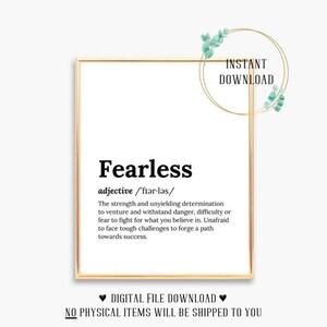 Puede incluir: Arte de pared imprimible que presenta la definición de la palabra "Fearless" en una fuente en blanco y negro con un diseño floral verde. El texto dice: "Fearless, adjetivo /'fıərləs/ La fuerza y la determinación inquebrantable de aventurarse y resistir el peligro, la dificultad o el miedo a luchar por lo que crees. Sin miedo a enfrentar desafíos difíciles para forjar un camino hacia el éxito."