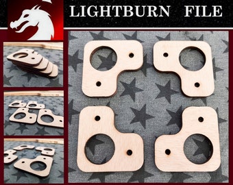 Puede incluir: Cuatro pies de alineación de madera para una cortadora láser. Cada pie tiene un agujero redondo en el centro y un pequeño agujero en el lateral. Los pies están diseñados para ser utilizados con la cortadora láser Xtool D1.