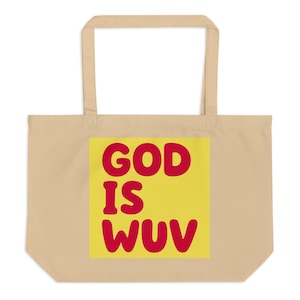 Puede incluir: Bolso tote beige con un cuadrado amarillo con el texto rojo "GOD IS WUV". El bolso tiene dos asas y está hecho de un material resistente, adecuado para llevar comestibles u otros artículos.