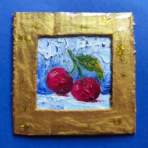 Pintura al óleo en miniatura: cerezas en un marco dorado vintage. Pequeña obra de arte para casa de muñecas, obra de arte original.