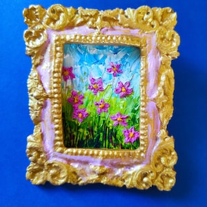 Pintura al óleo en miniatura realista para casa de muñecas: margarita en marco dorado vintage con imán. Regalo para novia o para el Día de la Madre.