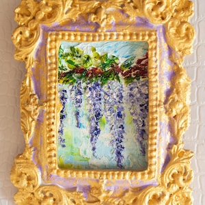 Pintura al óleo realista en miniatura: Glicina en marco dorado vintage con imán. Ideal para casa de muñecas o como regalo para el Día de la Madre.