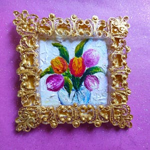 Pintura al óleo en miniatura realista para casa de muñecas: tulipán en marco dorado vintage con imán. Regalo para una amiga en el Día de la Madre.