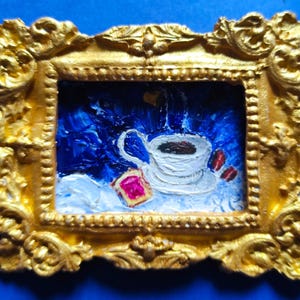 Miniatura de pintura al óleo de "Tostada con mermelada de café" en marco dorado con imán: obra de arte realista para casa de muñecas.