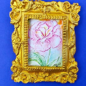 Pintura de acuarela original de peonía rosa con pequeño marco dorado hecho a mano, arte en miniatura para casa de muñecas o decoración del hogar pequeño.