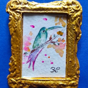 Pintura de acuarela original de colibrí con pequeño marco hecho a mano, arte en miniatura para casa de muñecas o decoración del hogar pequeño.