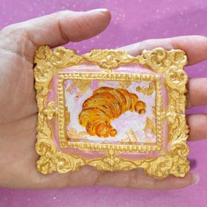 Miniatura de pintura al óleo – Media luna dorada – Decoración de cocina o casa de muñecas – Regalo original