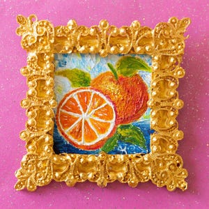 Pintura al óleo en miniatura: naranjas en un marco dorado vintage. Pequeña obra de arte para casa de muñecas, obra de arte original.