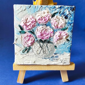 Pintura al óleo en miniatura realista para casa de muñecas: Peonía en marco dorado vintage con imán. Regalo para una amiga o para el Día de la Madre.