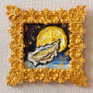 Peut inclure: Une petite peinture d'un citron et d'une huître dans un cadre doré. La peinture est réalisée dans un style qui rappelle l'impressionnisme, avec des coups de pinceau épais et des couleurs vives.