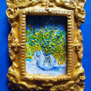 Pintura al óleo en miniatura realista para casa de muñecas: Mimosa en marco dorado vintage con imán. Regalo para una amiga en el Día de la Madre.