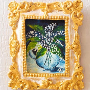 Pintura al óleo en miniatura realista para casa de muñecas: Lirio de los valles en marco dorado vintage con imán. Regalo para una amiga o para el Día de la Madre.