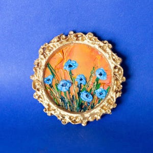 Mini amapola azul al óleo - Imán floral hecho a mano - Arte realista en miniatura - Regalo único de flores pintadas a mano